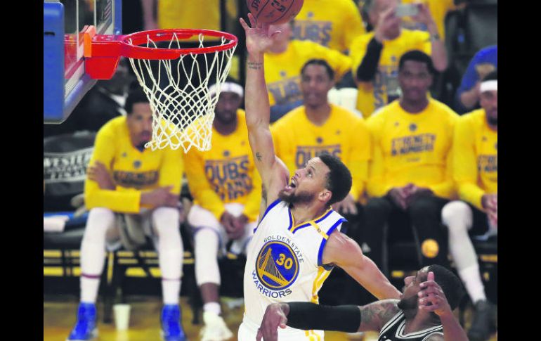 Líder. Stephen Curry (izq.), terminó la noche con 29 puntos y darle ventaja a los Warriors. AFP / E. Shaw