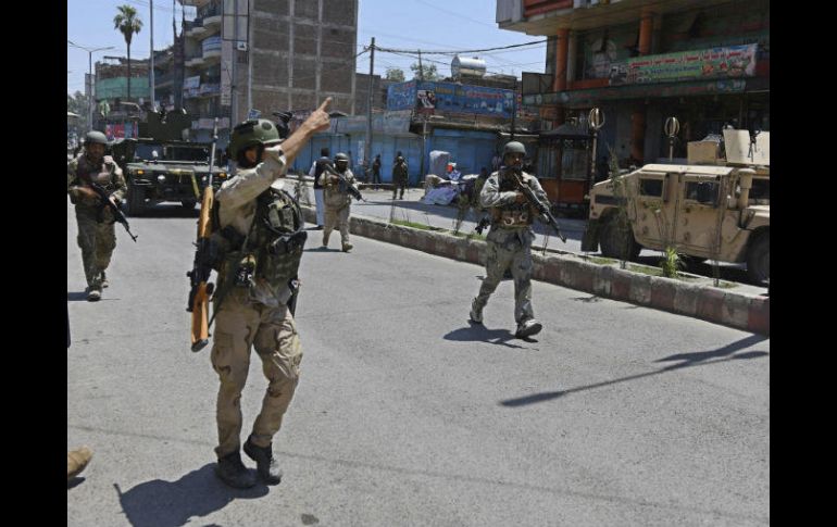 Soldados afganos resguardan los alrededores del edificio de la RTA. EFE / G. Habibi