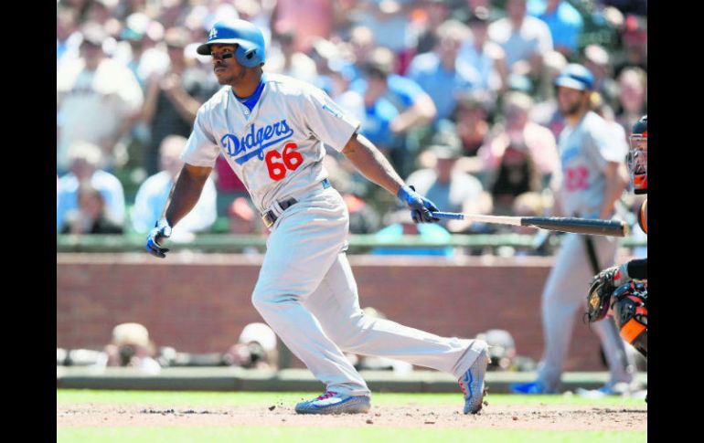 Sexta entrada. Yasiel Puig, de los Dodgers de Los Ángeles, pega de hit e impulsó una carrera contra los Gigantes de San Francisco. AFP /