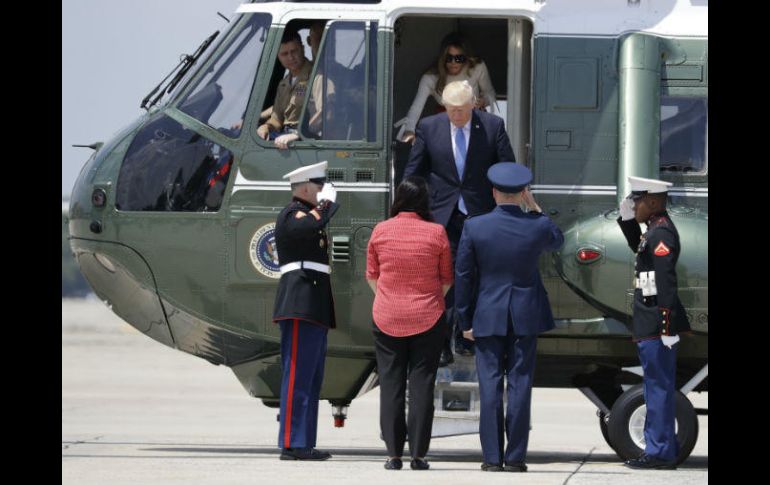 Donald Trumb se baja del Marine One antes de abordar el Air Force One para su primer viaje al extranjero como mandatario. AP / E. Vucci