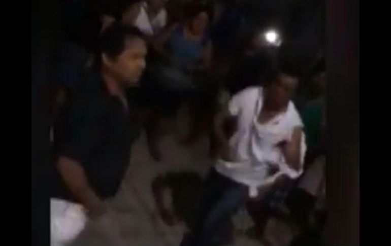 Luego de negarse a hablar con las personas inconformes, el alcalde de Celestún se encontró con una reacción violenta. YOUTUBE / Diario de Yucatán Megamedia