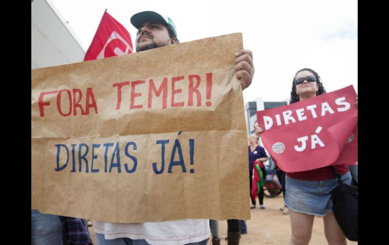 A poco más de un año de asumir la presidencia, Temer enfrenta llamados a que renuncie o enfrente un juicio político. EFE / J. Alves
