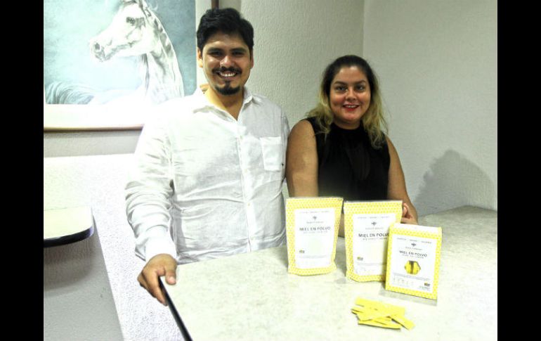Luis Valentino y Milagros promueven la empresa Santa Colmena, que comercializa miel en polvo. EL INFORMADOR / E. Barrera
