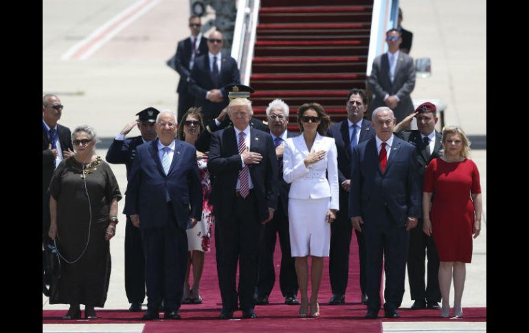 Donald Trump (c) durante la ceremonia de bienvenida acompañado por el presidente Reuvén Rivlin (i) y Benjamin Netanyahu (d). AFP / O. Balilty