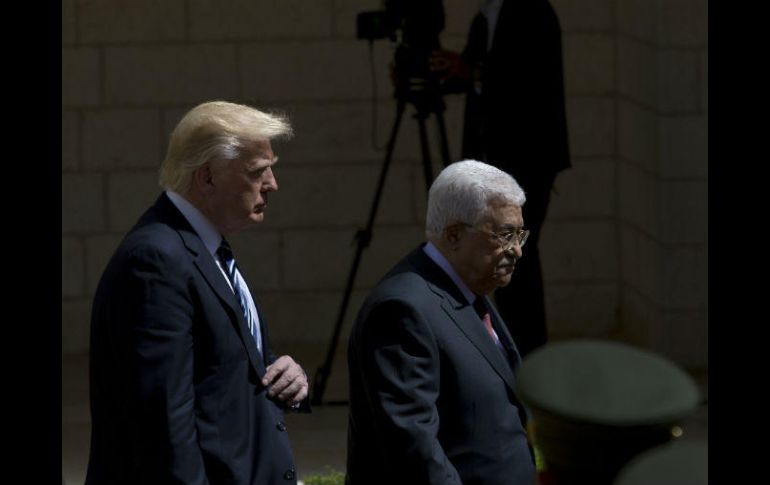 El presidente de palestina, Mahmud Abás, da la bienvenida a Donald Trump a su arribo a Belén. AP / N. Nasser