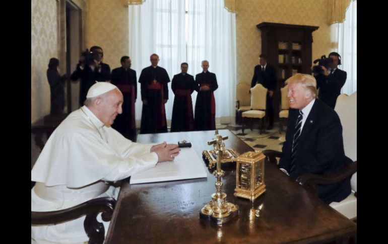 El presidente de EU, Donald Trump (d), se reúne con el papa Francisco (i) durante su audiencia privada celebrada en el Vaticano. EFE / A. Tarantino