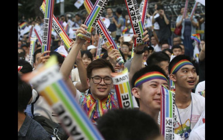 Integrantes de la comunidad LGBT se abrazan mientras celebran la decisión del Tribunal Constitucional. EFE / R. Tongo