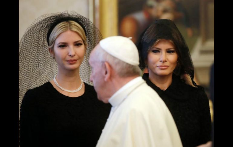 El papa Francisco camina frente a Ivanka y Melania Trump, la hija y la esposa de Donald Trump, durante la visita a El Vaticano. AFP / A. Tarantino