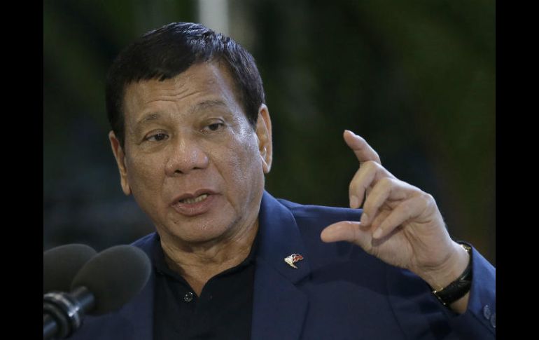 Duterte (foto) ha enviado a la policía nacional a una campaña abierta para ejecutar a supuestos usuarios y traficantes de drogas. AP / A. Favila