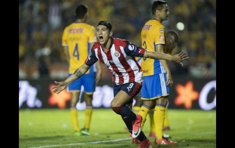 El primer gol de Chivas fue de Alan Pulido. MEXSPORT / J. Martinez