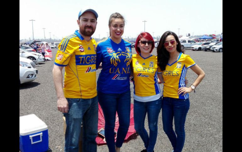 Eduardo, Karla, Rebeca y Nancy arriban al Estadio Chivas, listos para celebrar a su equipo. EL INFORMADOR / J. Robles