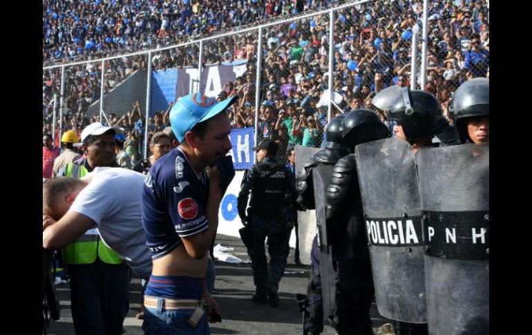 Dos de los aficionados fallecieron en las afueras del estadio y los otros dos en el Hospital Escuela Universitario, según informes. AFP / O. Sierra