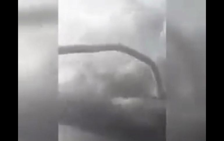 El 'mini' tornado duró pocos minutos y sorprendió a los habitantes por su magnitud. TWITTER / @conagua_clima