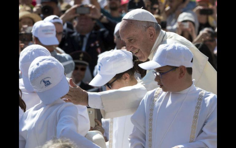 El Papa Francisco saluda a varios niños durante la audiencia general de los miércoles. EFE / M. Brambatti