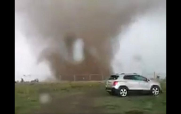 En las imágenes se aprecia cómo se acerca el tornado y arrastra desechos, hasta llegar a la zona industrial. TWITTER / @webcamsdemexico