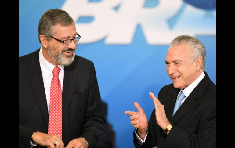 Este miércoles, Temer toma protesta a su nuevo ministro de Justicia, Torquato Jardim (i). AFP / E. Sa