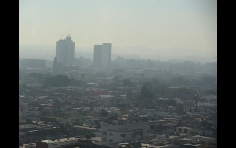 Guadalajara en un día contaminado de enero pasado. Las emisiones de combustibles a la atmósfera producen el efecto invernadero. EL INFORMADOR / Archivo
