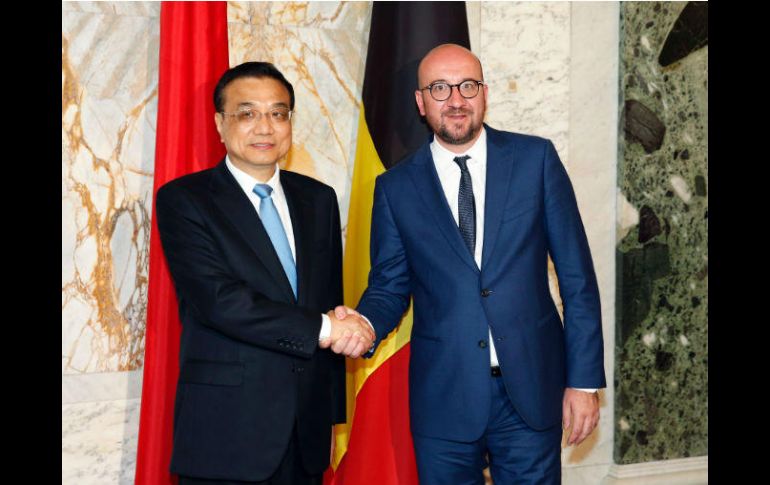 Li Keqiang, primer ministro chino, saluda a su homólogo belga Charles Michel, en la reunión celebrada en Bruselas. AFP /  N. Maeterlinck