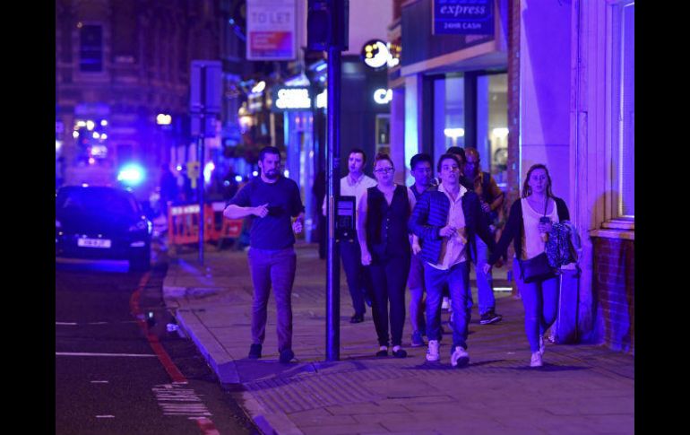 La policía Metropolitana de Londres ya se encuentran en el lugar de los hechos; helicópteros sobrevuelan la zona. AP / D. Lipinski