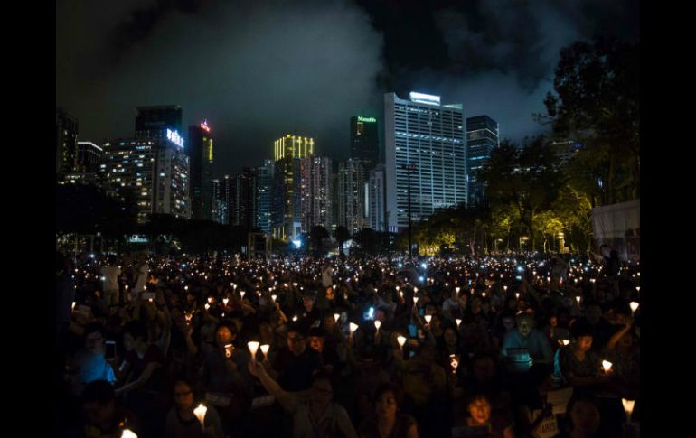 Los asistentes hicieron brillar velas durante la vigilia. AFP / I. Lawrence