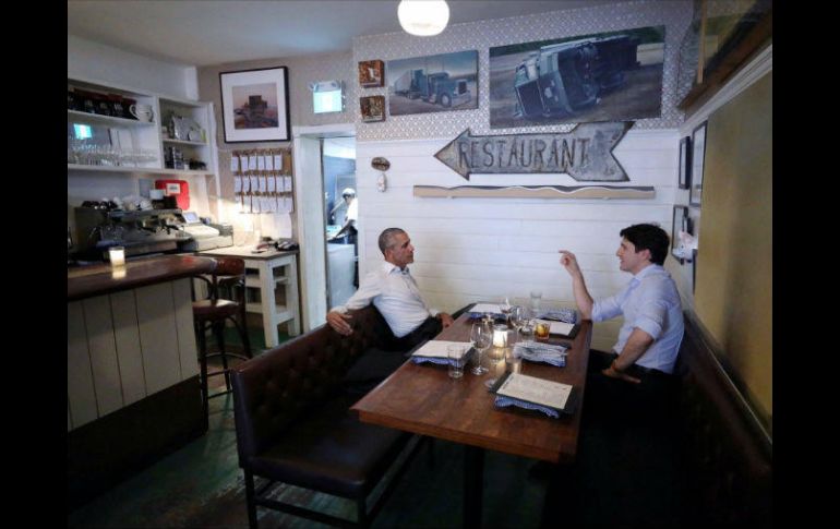 Trudeau compartió una foto en la que se observan sin corbata ni saco, dialogando informalmente. FACEBOOK / Justin Trudeau