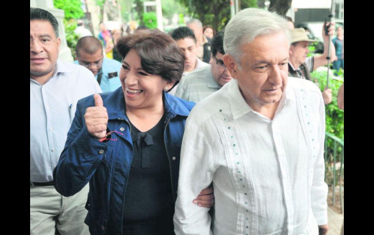 Recurso. Delfina Gómez acompaña a Andrés Manuel López Obrador a fijar la postura sobre lo sucedido el domingo pasado. AFP /