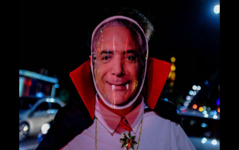 Un manifestante caracterizado como Michel Temer se manifiesta en Sao Paulo. EFE / F. Bizerra
