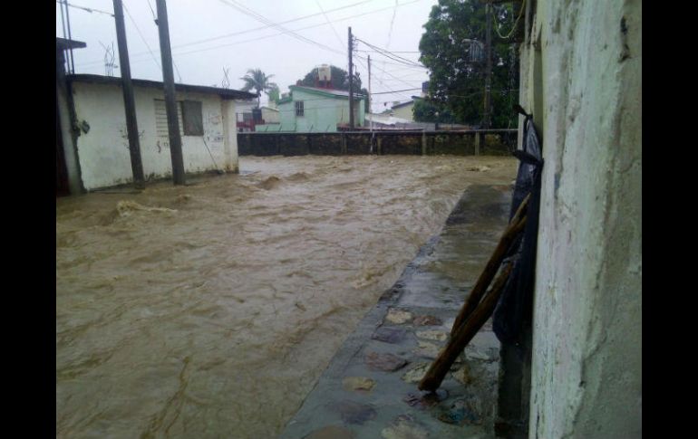 Vista de una calle inundada hoy en la ciudad de Salina Cruz, Oaxaca, debido a las intensas lluvias ocasionadas por 'Calvin'. EFE / P. Rasgado