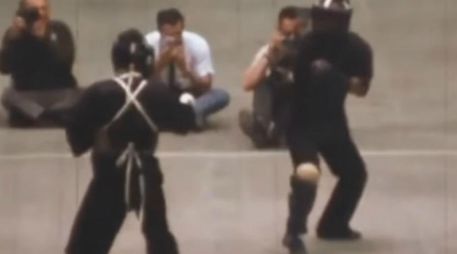 Es el único combate oficial en el que se haya grabado a Bruce Lee con equipo de protección para pelear. YOUTUBE /  Joan Zeroz