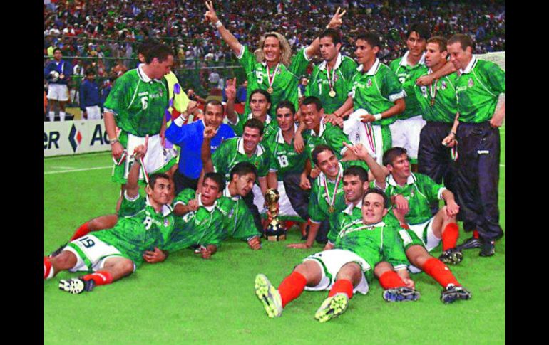 Jugadores de la Selección mexicana celebran con el trofeo de campeones en la edición de 1999 de la Copa Confederaciones. AFP / ARCHIVO