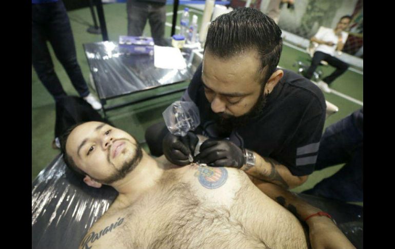 Algunos aficionados ya se presentaron para completar sus tatuajes. TWITTER / @Chivas