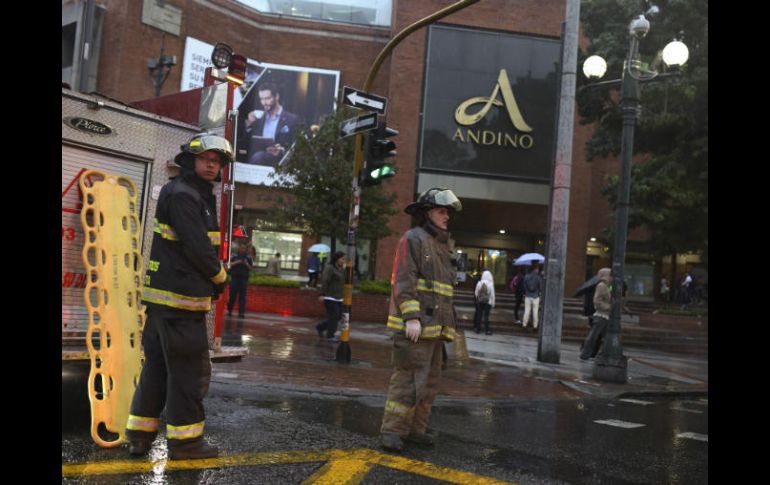 Tras la explosión en el centro comercial, autoridades desalojaron del sitio a unas 500 personas. AP / R. Mazalan