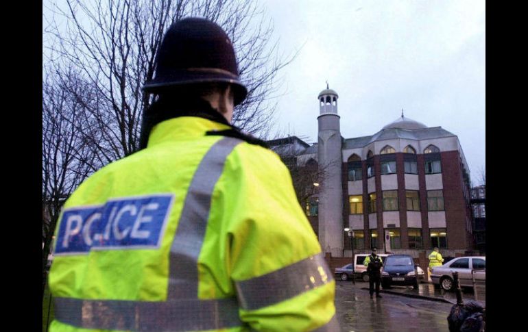 Un policía vigila delante de la mezquita de Finsbury Park, en el norte de Londres. EFE / N. Asfouri