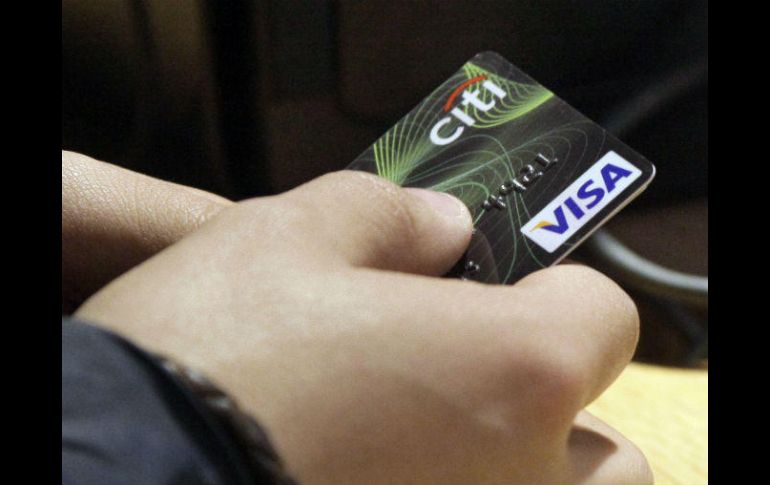 Recomiendan a los usuarios de estos servicios planear el uso de sus tarjetas y analizar si en verdad necesitan contratar nuevo crédito. AP / ARCHIVO