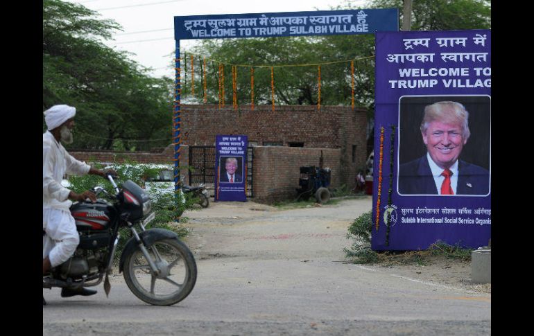 En la entrada de la localidad, una gigantesca pancarta con una foto del magnate proclama ‘Bienvenido al pueblo Trump’. AFP / M. Sharma