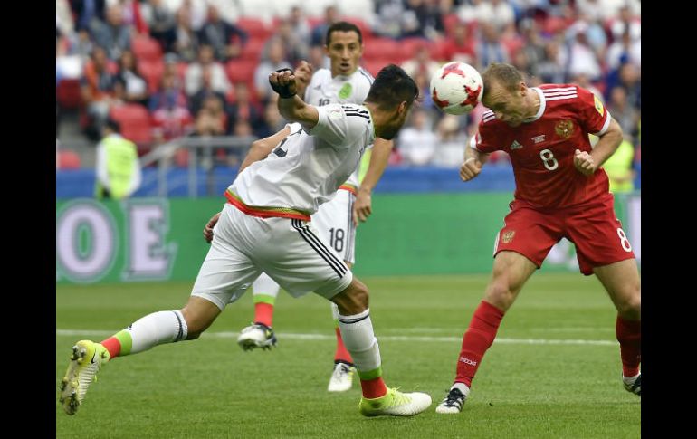 México empareja el marcardor seis minutos después de Rusia con un gran gol de cabeza de Néstor Araujo. AP / M. Meissner