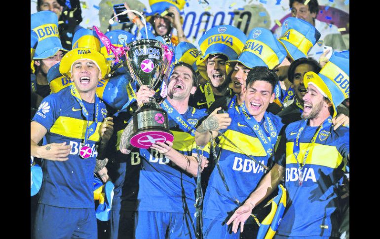 Celebración. Jugadores del Boca Juniors festejan en La Bombonera con el trofeo de campeones de la Liga argentina. AFP /