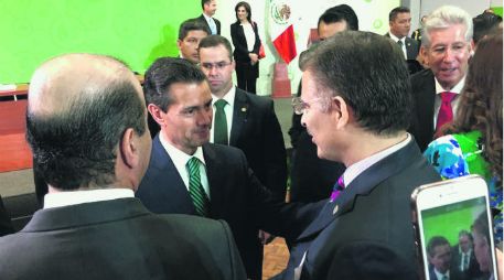 El Presidente Enrique Peña Nieto saluda al rector de la UdeG, Tonatiuh Bravo Padilla. ESPECIAL /