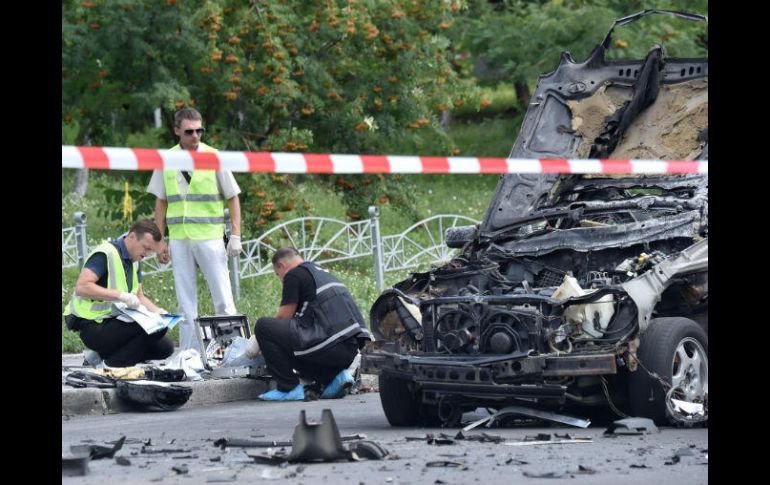 El automóvil explotó cuando circulaba en la intersección de las calles Solomianska y Oleksiivska. AFP / S. Supinsky