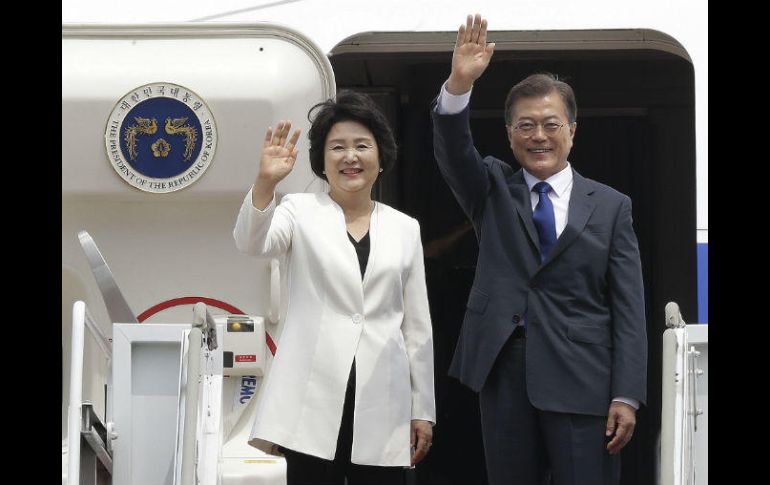 El presidente de Corea del Sur, Moon Jae-in (d) y su esposa Kim Jung-sook (i) se despiden en la base aérea de Seongnam. AP / A. Young-joon