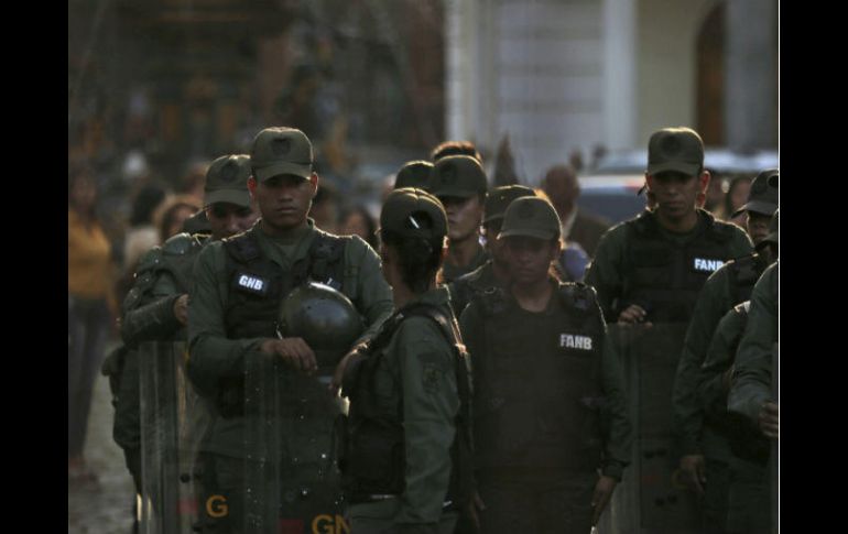 Soldados custodian la Asamblea Nscional. Expertos descartan que en Venezuela esté ocurriendo un alzamiento militar. AP /  F. Llano