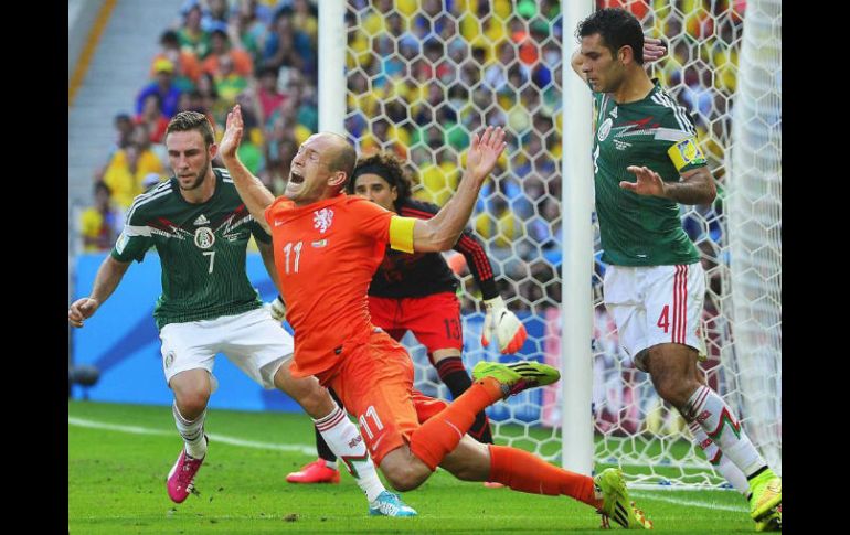 El hecho más popular es la polémica jugada sobre el holandés Arjen Robben, que significó la caída del Tri en el Mundial de 2014. ESPECIAL /