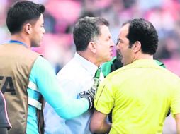 Explotó. Juan Carlos Osorio reclama al cuarto árbitro el presunto penal sobre Héctor Moreno. ESPECIAL /