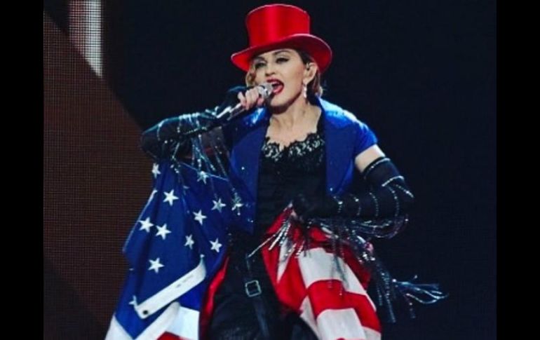 Madonna publicó varias imágenes donde se ve desnuda y cubierta por la bandera de su país. INSTAGRAM / madonna