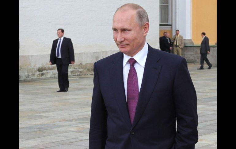 El presidente ruso Vladímir Putin pasea por las inmediaciones del Kremlin. EFE / M. Klimentyev