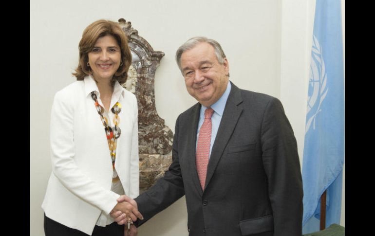 El secretario general de la ONU, Antonio Guterres y la ministra de Relaciones Exteriores de Colombia en Nueva York. EFE / E. Debebe