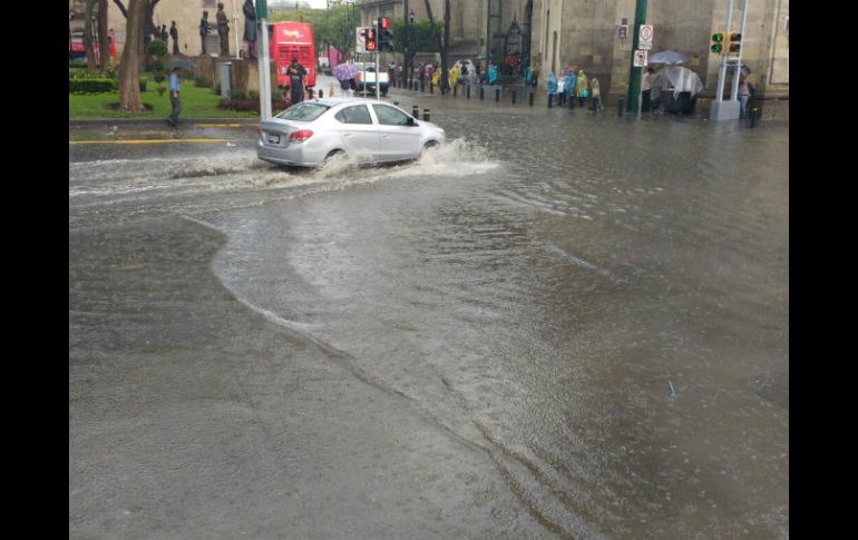 Así quedó el cruce de avenida Hidalgo y Alcalde tras la lluvia. EL INFORMADOR /