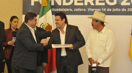 En el evento también se entregaron las constancias de primer ministración de recursos a alcaldes. ESPECIAL / Aristóteles Sandoval