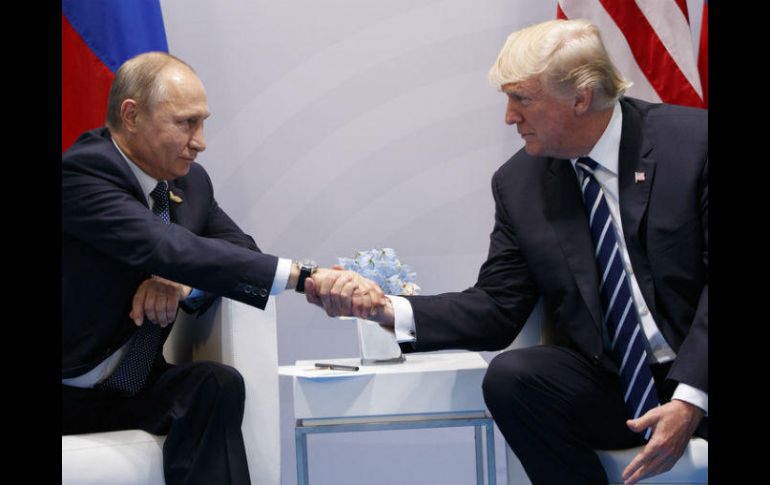 Además de una reunión formal que duró unas dos horas, Trump y Putin tuvieron otro encuentro durante una cena. AP / ARCHIVO