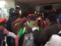 '¡Fuera Osorio, Fuera Osorio!', fue el reclamo de los fanáticos que acompañó al seleccionador durante su salida de la terminal aérea. TWITTER /